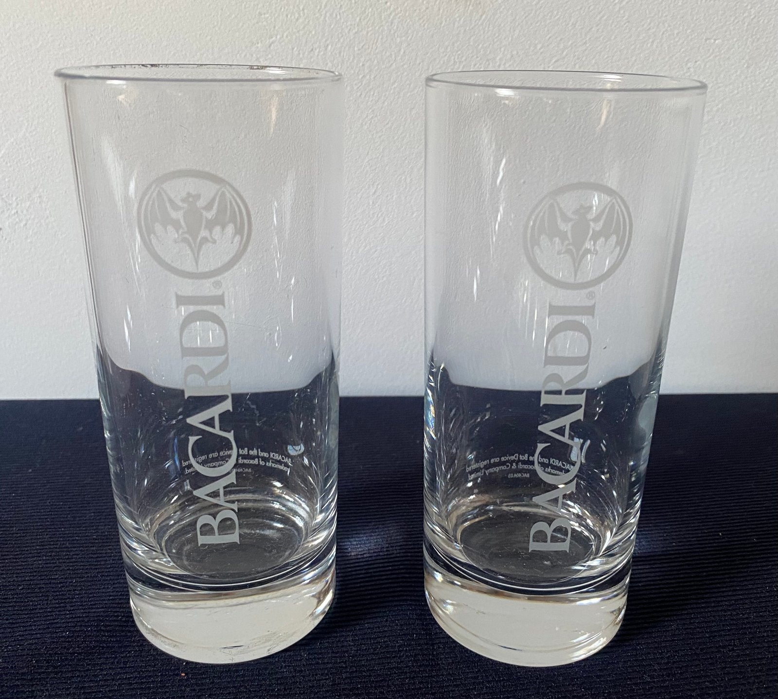 2 BACARDI rum glazen met logo en verzwaarde bodem. H.14,5 cm, Ophalen of Verzenden, Zo goed als nieuw, Borrel- of Shotglas