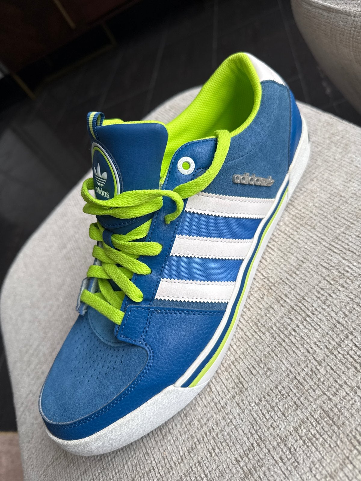 Adidas sneakers blauw met neon groene veters, Ophalen, Zo goed als nieuw, Blauw, Sneakers of Gympen