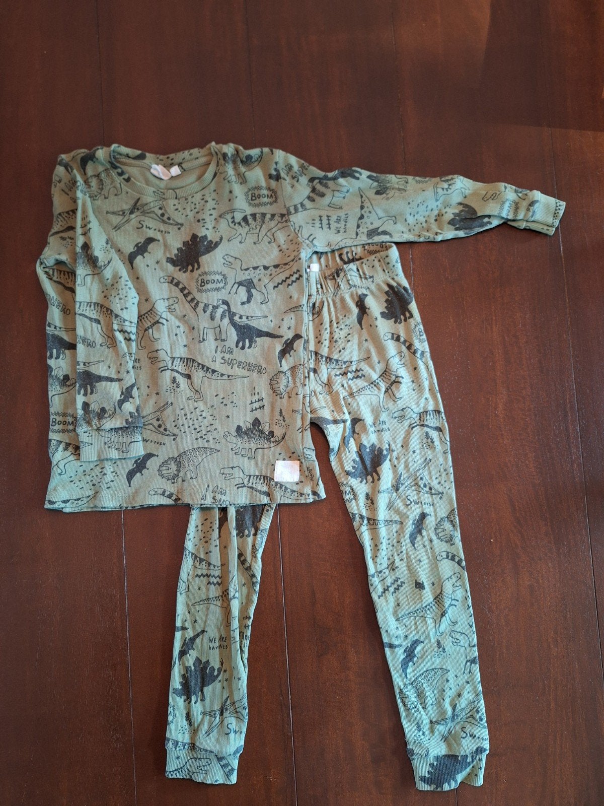 Feetje Pyjama Maat 104 met Dinosaurusprint, Nacht- of Onderkleding, Jongen of Meisje, Ophalen of Verzenden, Zo goed als nieuw