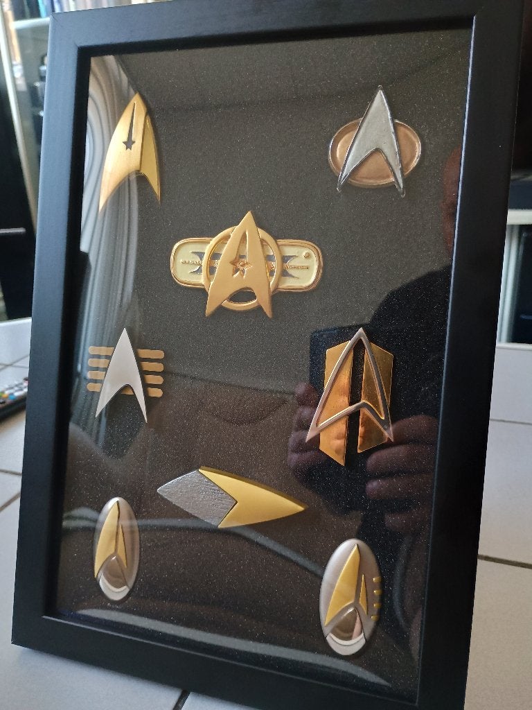 Star Trek combadge/insignia's display set, Verzamelen, Film en Tv, Verzenden, Nieuw, Tv, Overige typen