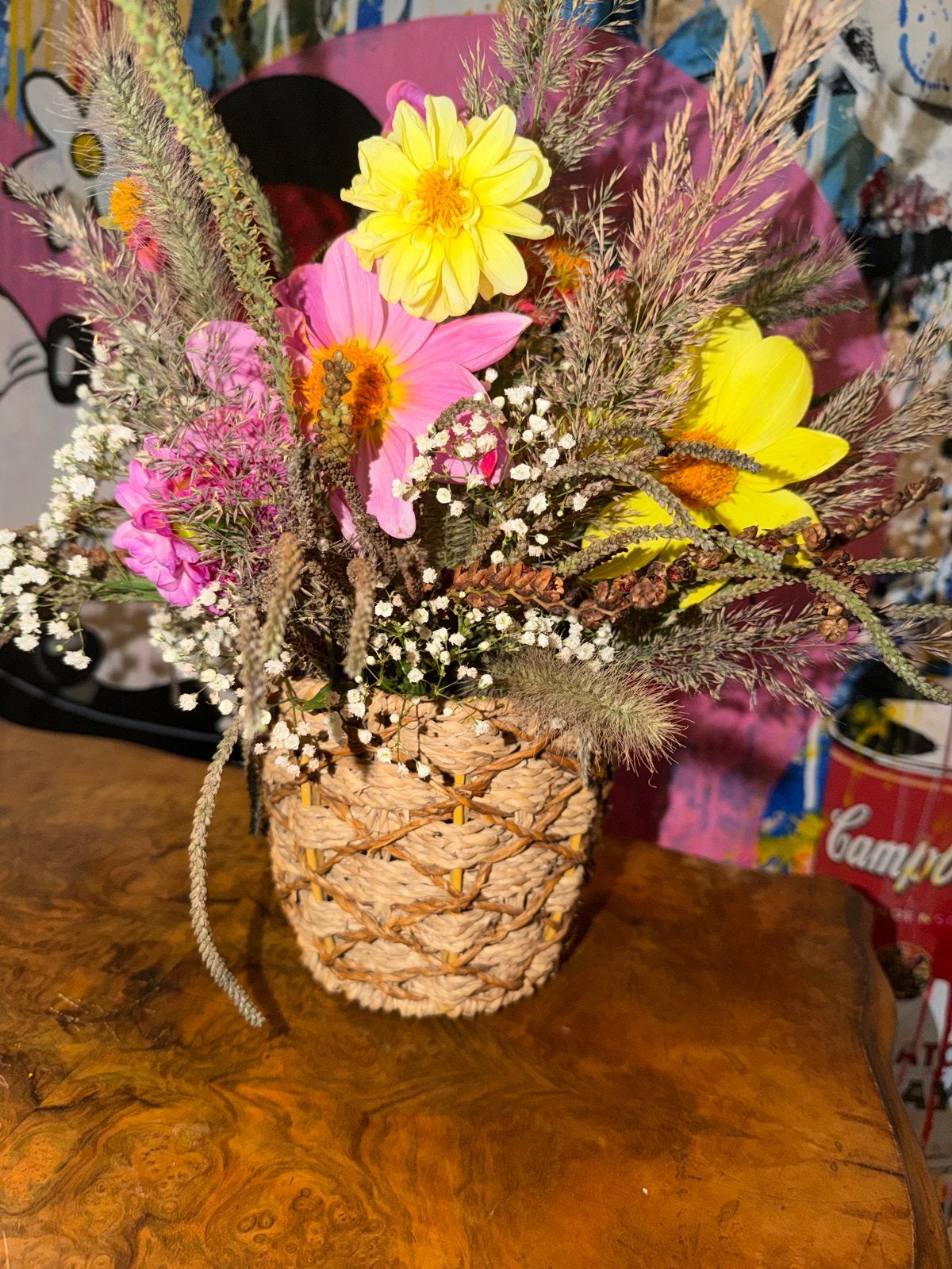 Schitterend veldbloemen boeket in rieten mandje, Ophalen of Verzenden