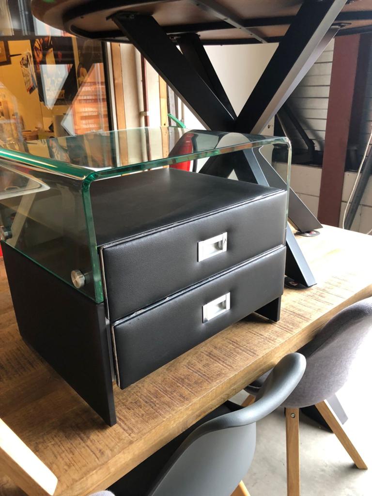 Leren kastje met veiligheidsglas en 2 laden, Huis en Inrichting, Kasten | Overige, Ophalen, Nieuw