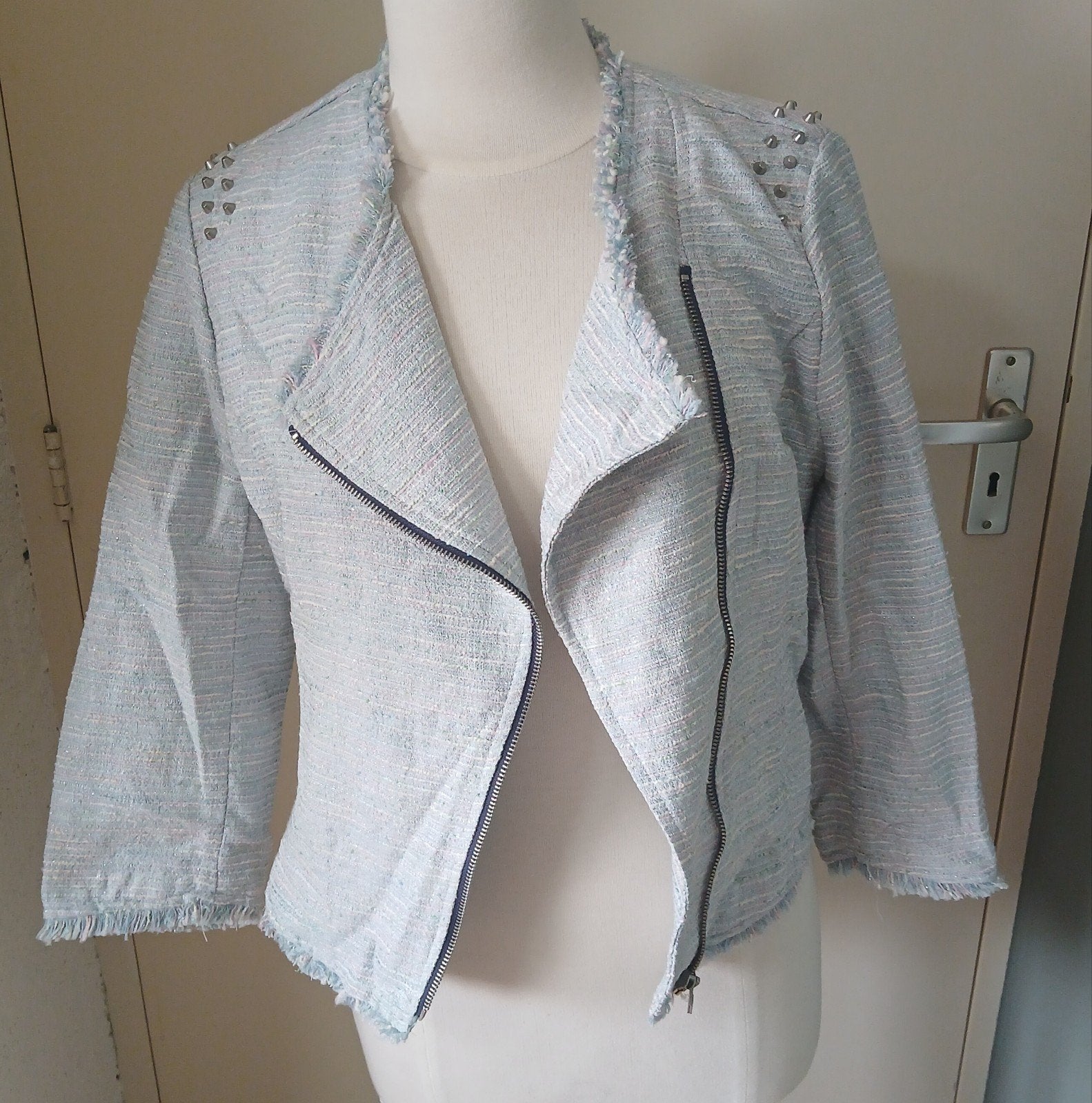 Dames lichtblauwe biker jasje met zilvere studs - Nieuw - XL, Blauw, Maat 46/48 (XL) of groter, Nieuw, Ophalen of Verzenden
