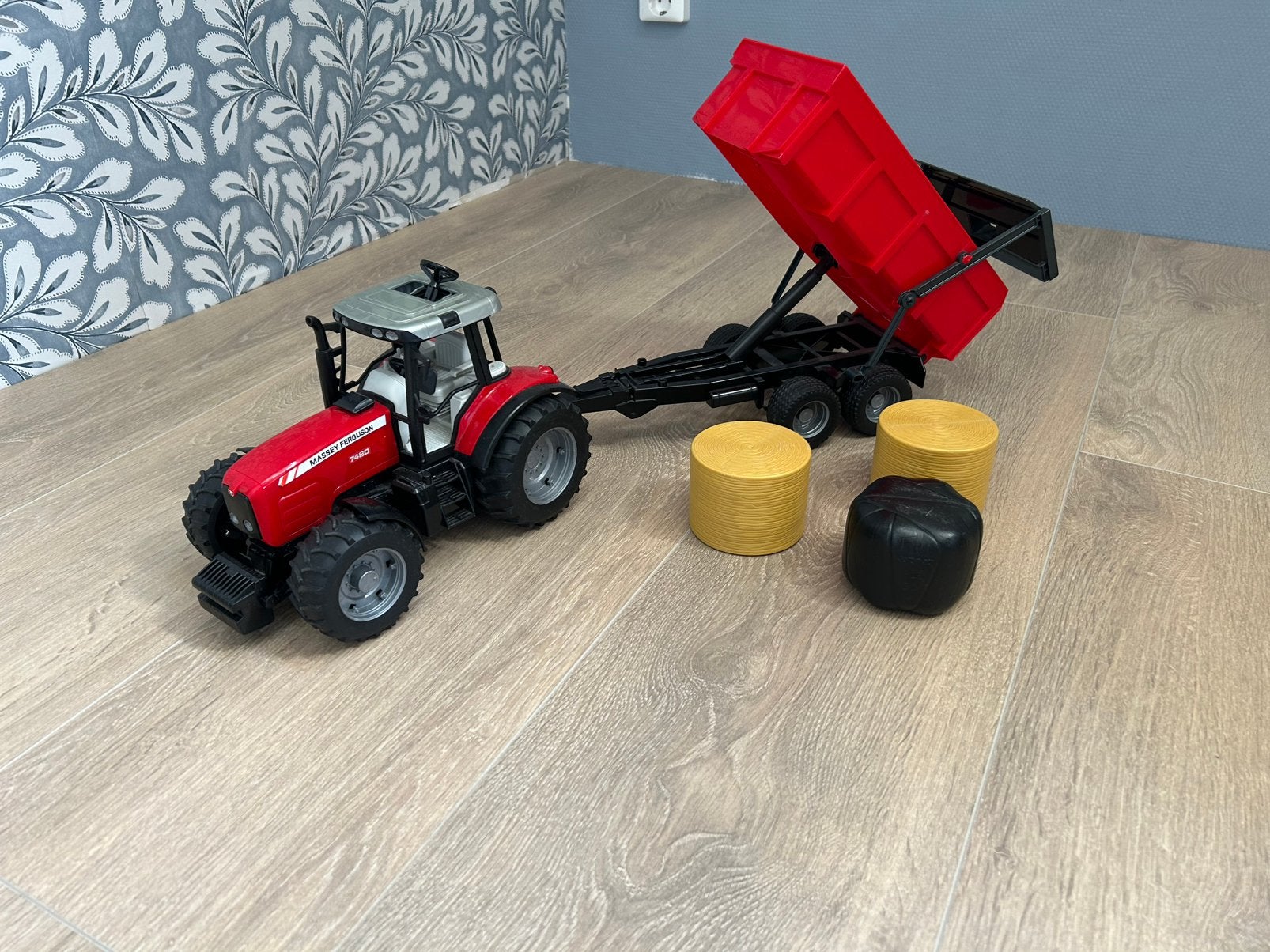 Bruder Massey Ferguson tractor met aanhangwagen en hooibalen, Ophalen, Zo goed als nieuw, Tractor of Landbouw, Overige merken