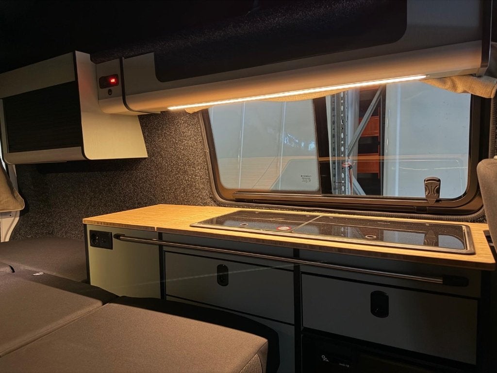 Foto 3 van Volkswagen Transporter T 6.1 2022/Nieuw Kwb 4 Personen