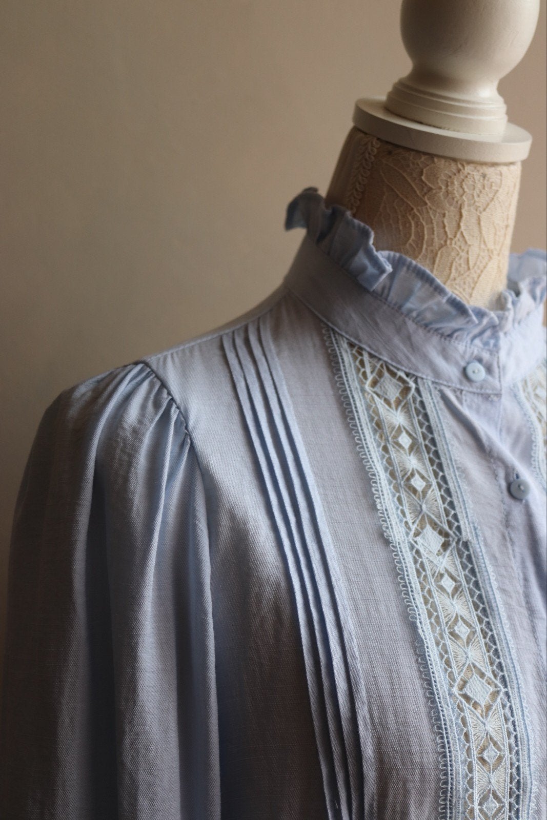 BISOU'S PROJECT lichtblauwe blouse met kant - Maat L, Blauw, Bisou's project, Maat 42/44 (L), Nieuw