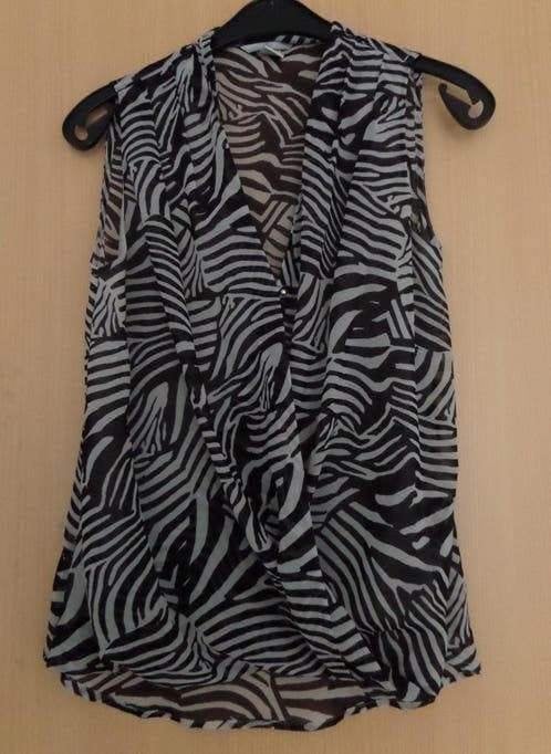 Zwart/ grijze blousetop van H&M maat 38 met grijs hemd erin, Ophalen of Verzenden, Zo goed als nieuw, Maat 38/40 (M), Grijs