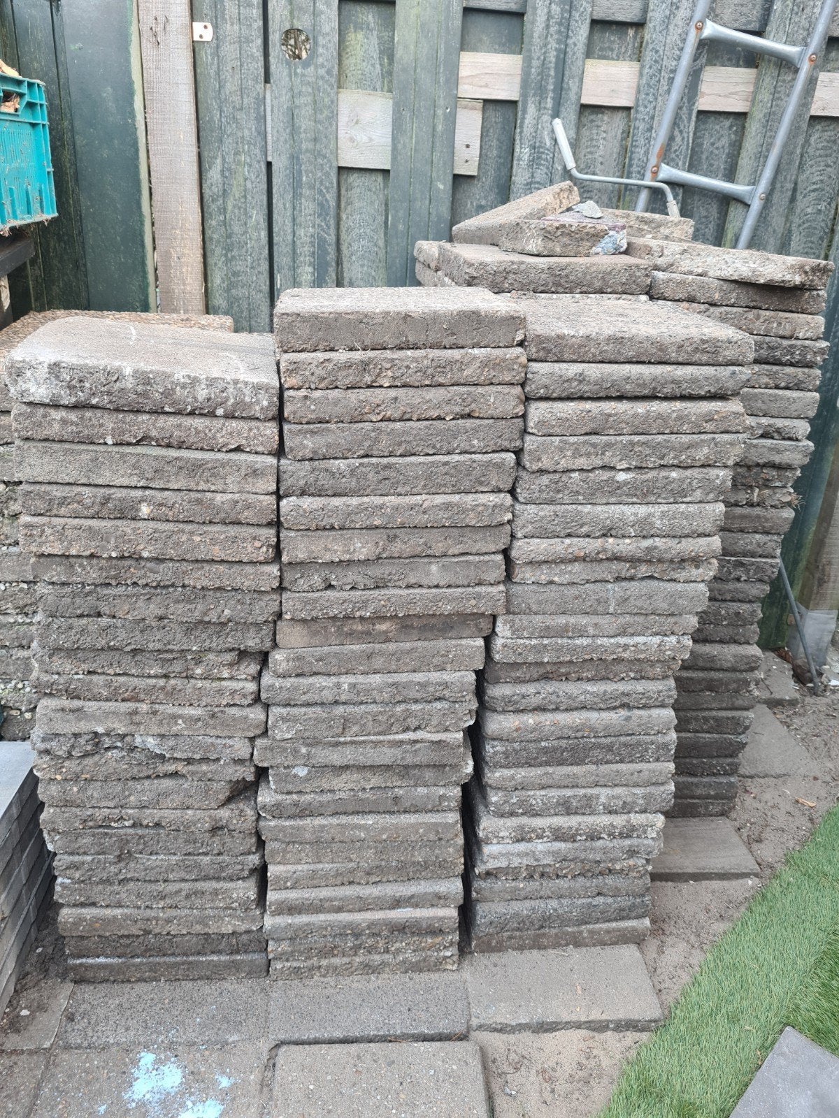 GRATIS 30 Grindtegels 60x40 en 100 Betontegels 30x30 tegels, Tuin en Terras, Ophalen, Gebruikt, Beton, Terrastegels