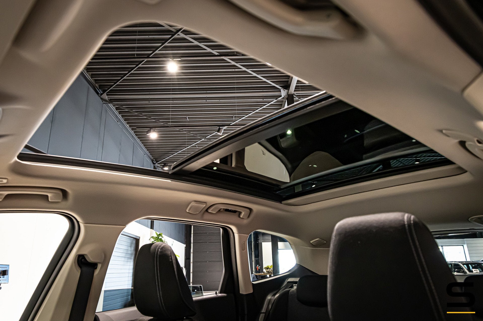 BMW X1 XDrive25e|Pano|Acc+|Camera|Dealer onderhouden|NEW Mod, Auto's, Dealer onderhouden, Stof, Zwart, 16 kWh