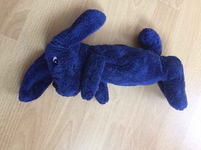 Knuffel: Een konijn van ca. 27 cm lang, Ophalen of Verzenden, Zo goed als nieuw, Konijn