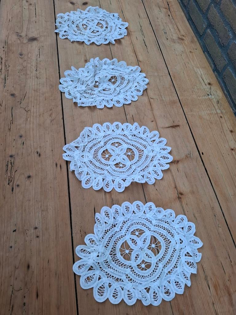 Antieke kleedjes 4 stuks identiek, Ophalen