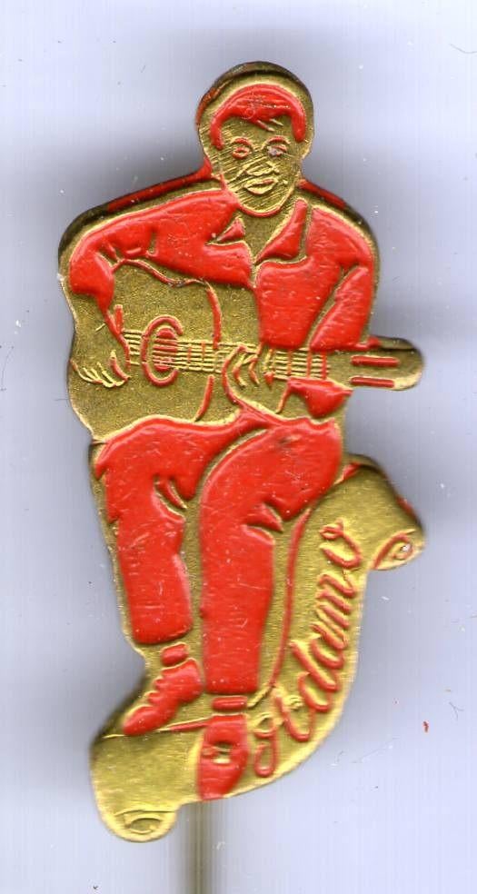 ADAMO zittend rood op koper zanger speldje ( R_001 ), Verzamelen, Verzenden, Nieuw, Figuurtje, Speldje of Pin