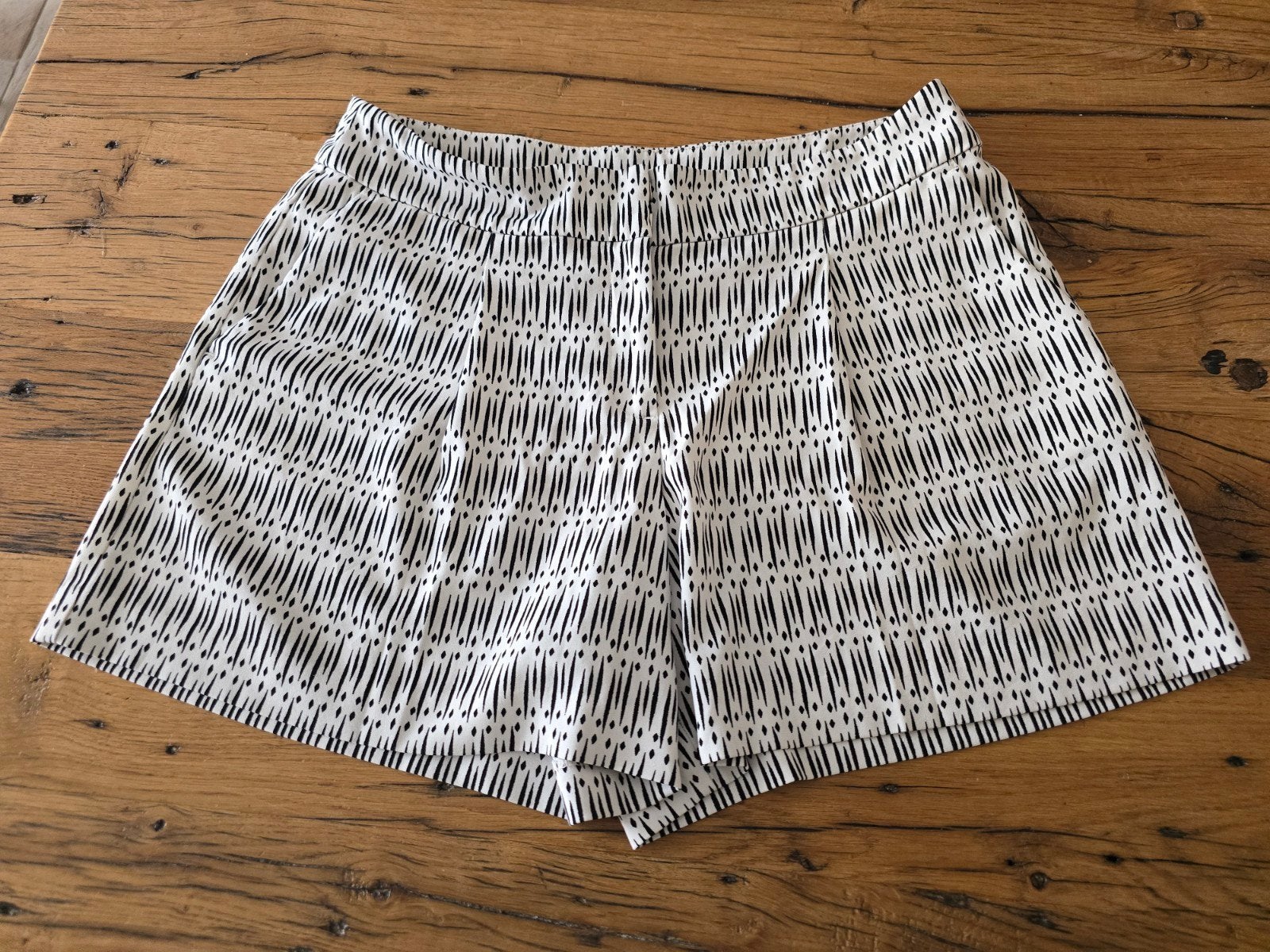 Te koop zwart/witt dames korte broek, merk Ann Taylor maat 6, Maat 38/40 (M), Kort, Zwart, Ophalen of Verzenden