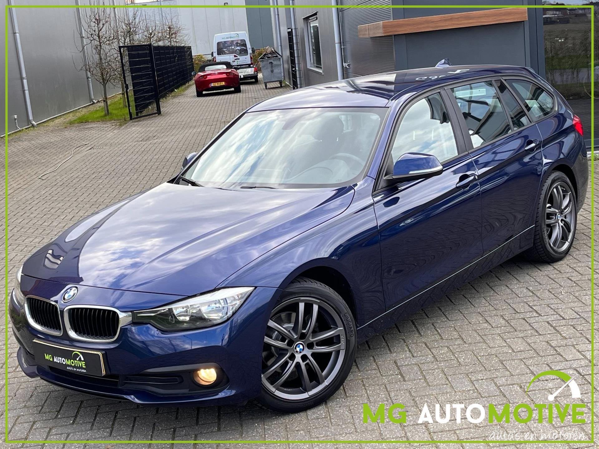 BMW 3-serie Touring 318i Essential | Apple Car Play | 18 inc, Gebruikt, Blauw, 1445 kg, Origineel Nederlands