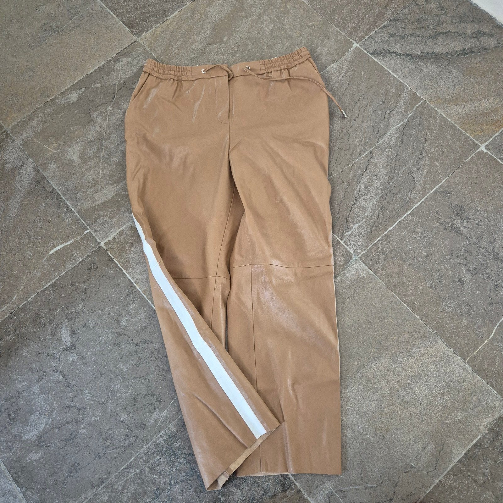 Opus leren broek met streep - Zo goed als nieuw, Beige, Maat 42/44 (L), Ophalen of Verzenden, Zo goed als nieuw