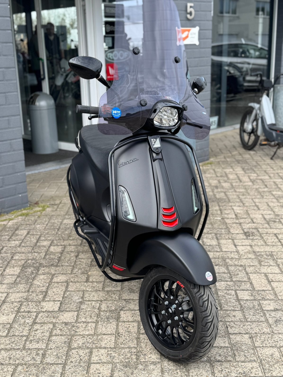 Vespa Sprint 2024 80CC / Matt Zwart / Rode Accenten, Ophalen, Maximaal 45 km/u, Vespa S, Zo goed als nieuw