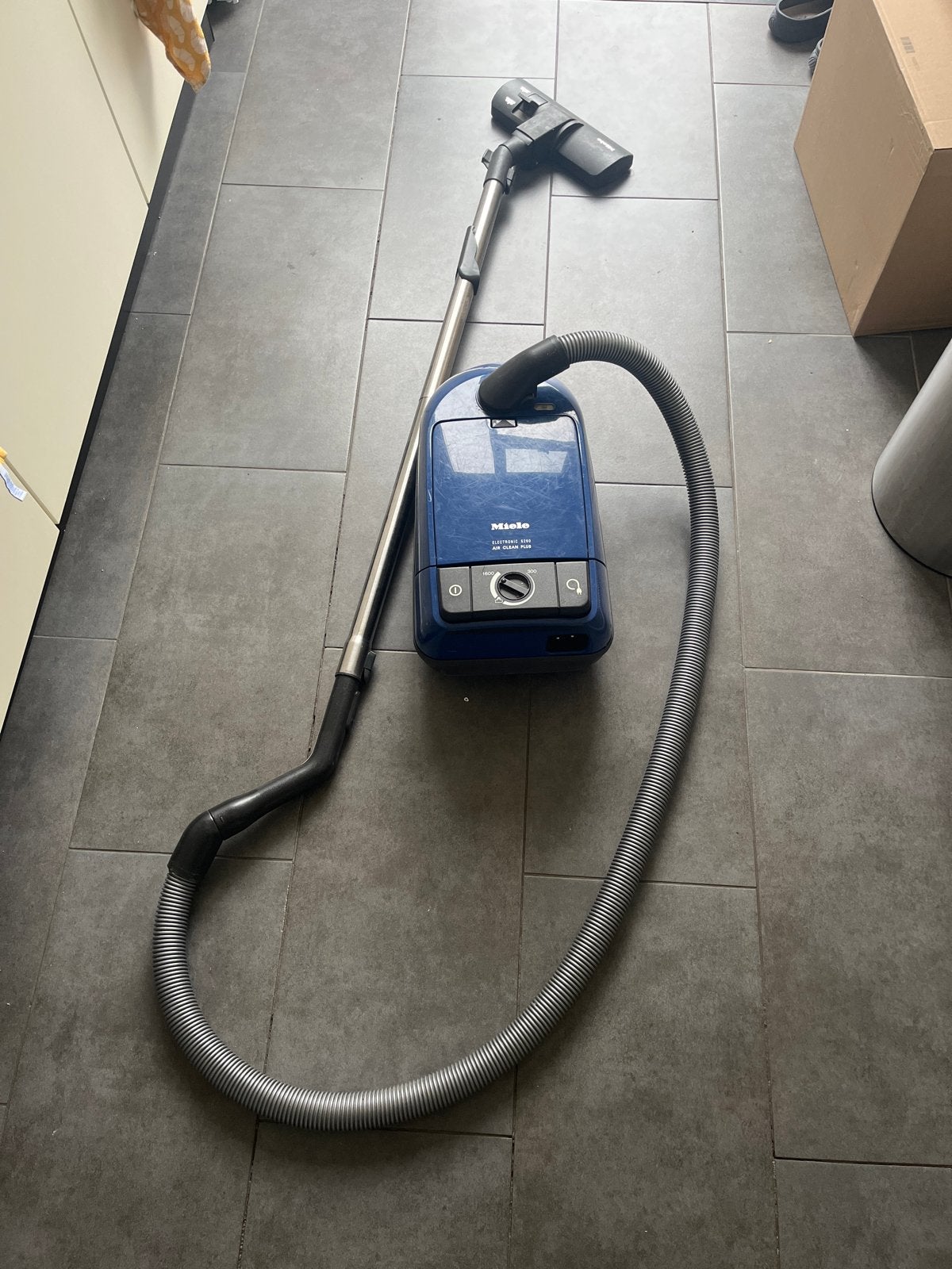 Defecte: Miele stofzuiger voor onderdelen of hobby, Witgoed en Apparatuur, Miele, Niet werkend, Sledestofzuiger, Minder dan 1200 watt