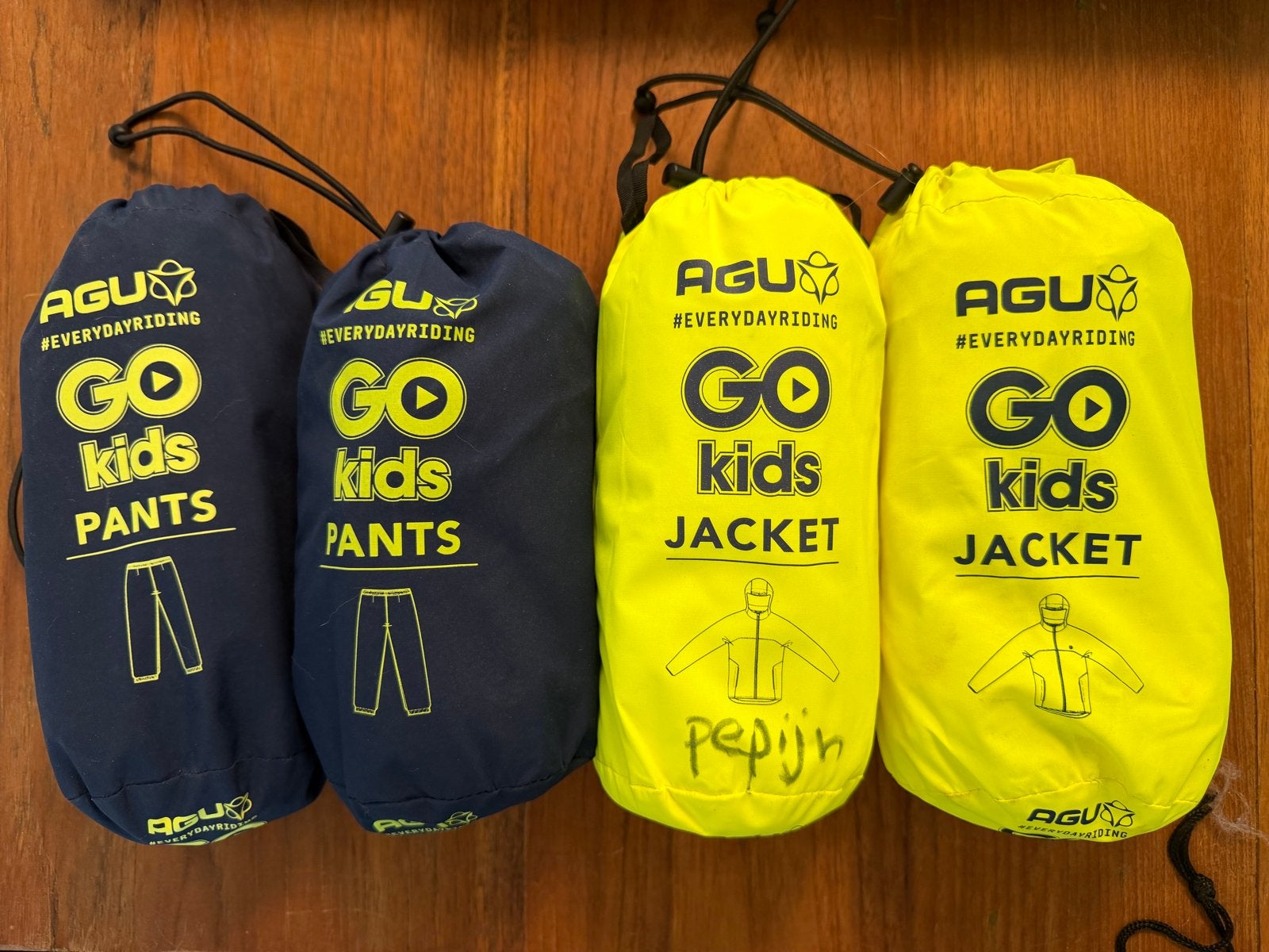 AGU Go Kids Regenpak: 2 jassen en 2 broeken, Ophalen of Verzenden, Zo goed als nieuw, Jongen of Meisje