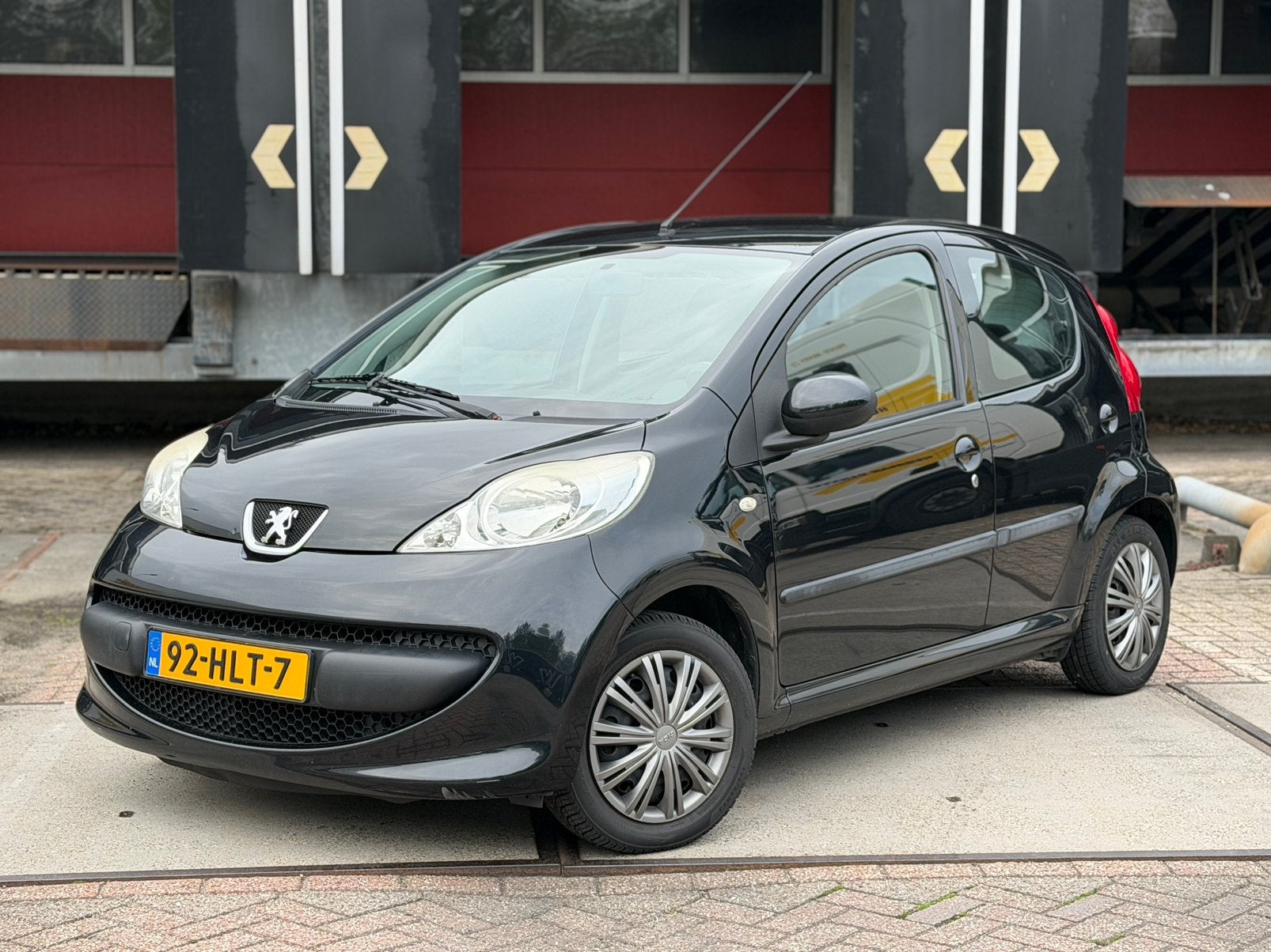 Peugeot 107 | Airco | 5 deurs | Elec ramen | Audio | Handbak, Voorwielaandrijving, Stof, Zwart, Bedrijf
