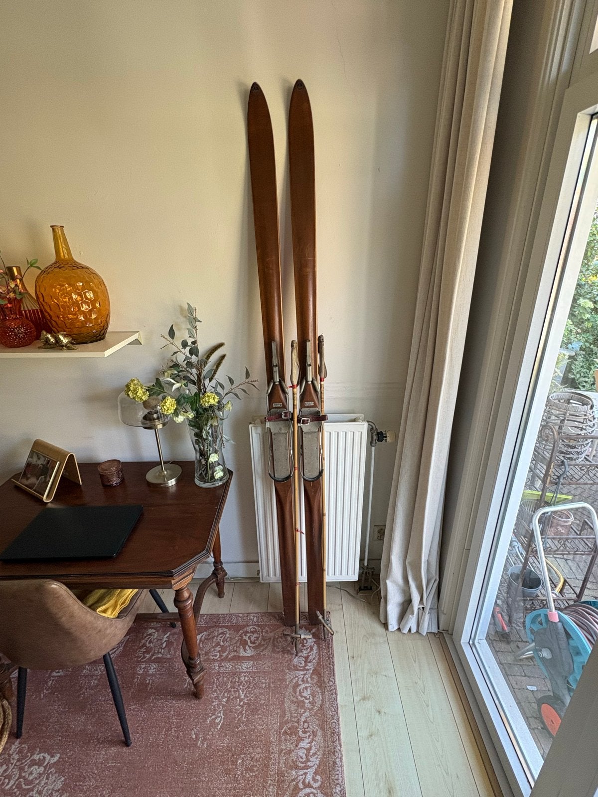 Vintage houten ski's met stokken - Authentiek decoratiestuk, Sport en Fitness, Skiën en Langlaufen, Overige merken, Ophalen of Verzenden