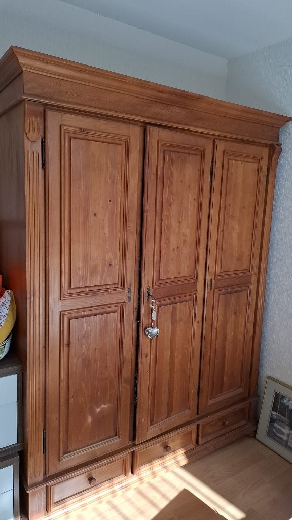 Antieke houten kledingkast – stevig en prachtig afgewerkt, Gebruikt, 100 tot 150 cm, Eikenhout, Landelijk, klassieke