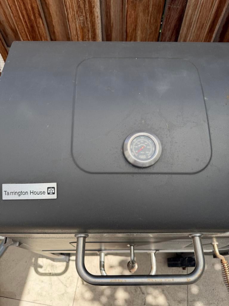 Grote barbecue grill met platen - Tarrington House, Tuin en Terras, Houtskoolbarbecues, Gebruikt, Ophalen