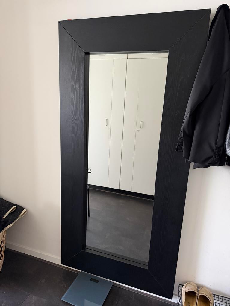 Grote zwarte spiegel met houten frame, Huis en Inrichting, Woonaccessoires | Spiegels, Ophalen of Verzenden, Zo goed als nieuw