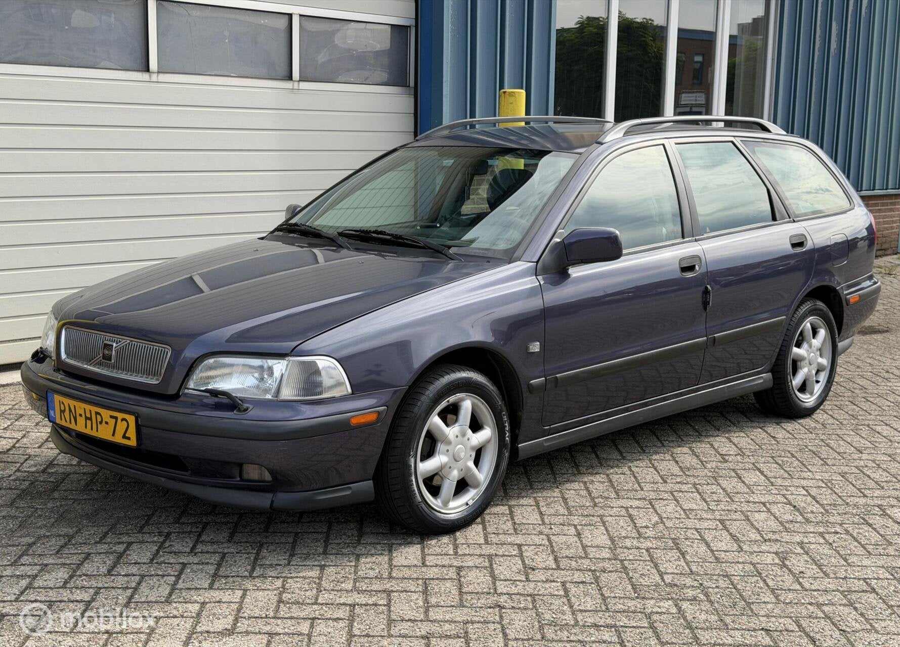 Volvo V40 1.8 Automaat Comfort Exclusive Airco Trekhaak, Gebruikt, Zwart, Origineel Nederlands, 1731 cc