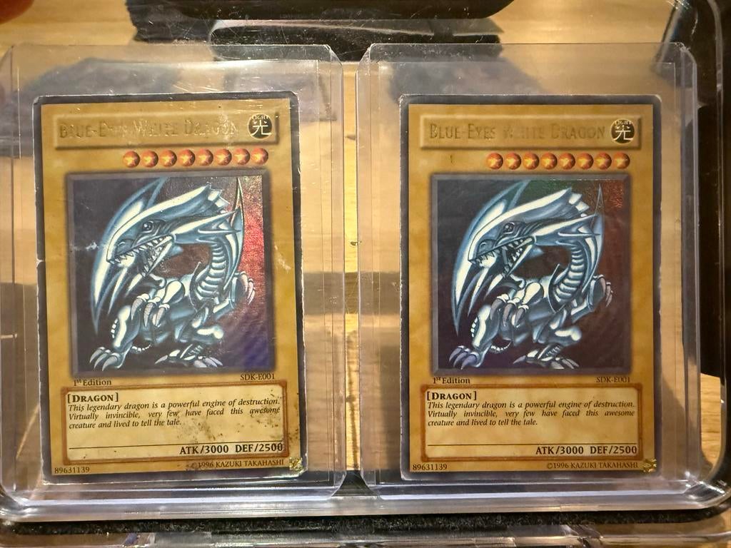 2x Blue-Eyes White Dragon SDK-E001 1st Edition Yugioh, Ophalen of Verzenden, Gebruikt, Meerdere kaarten
