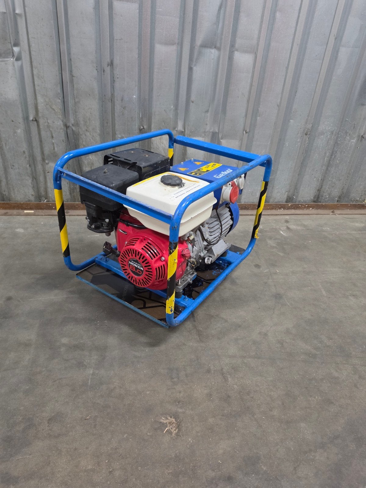 Geko benzine aggregaat 3.8 KvA 230v en 400v, Ophalen, Gebruikt, ., Geko