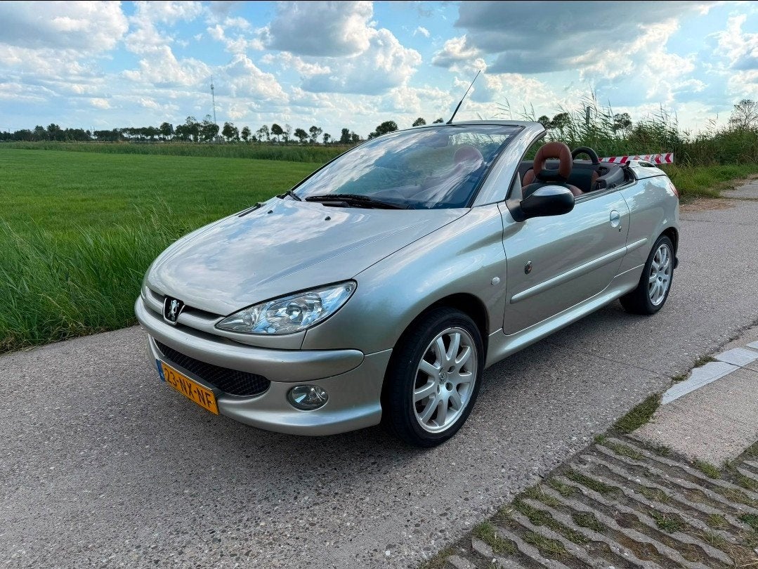 Peugeot 206 1.6 16V CC 2004 Grijs, Voorwielaandrijving, 4 cilinders, Cabriolet, 4 stoelen