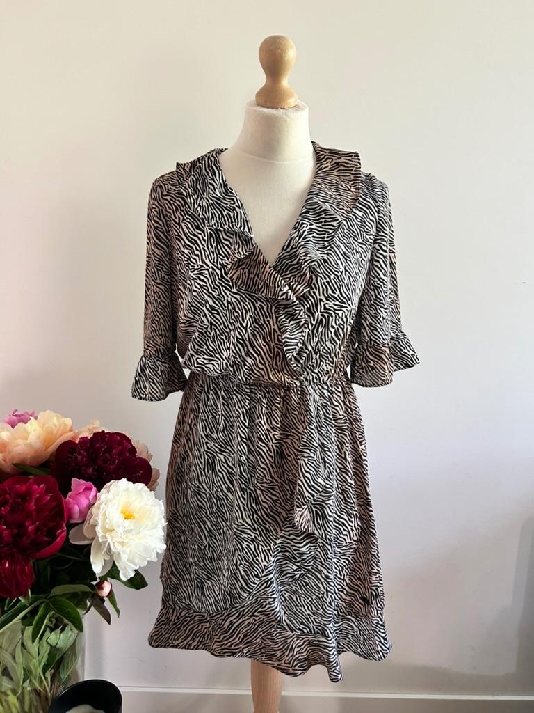 Nikkie maat 34 gestreepte ruffle cross jurk 3326, Kleding | Dames, Nikkie, Beige, Nikkie, Ophalen of Verzenden