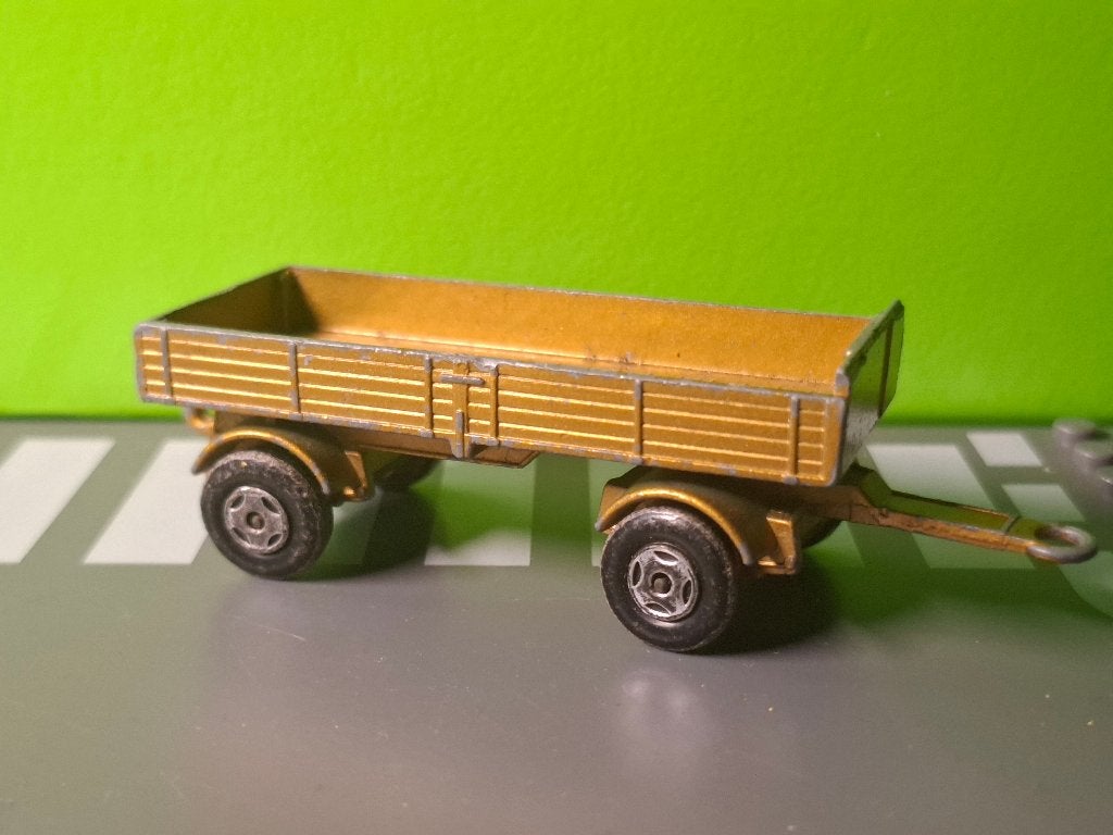 Matchbox - Mercedes Trailer [goud] 1/80, Ophalen of Verzenden, Gebruikt, Bus of Vrachtwagen