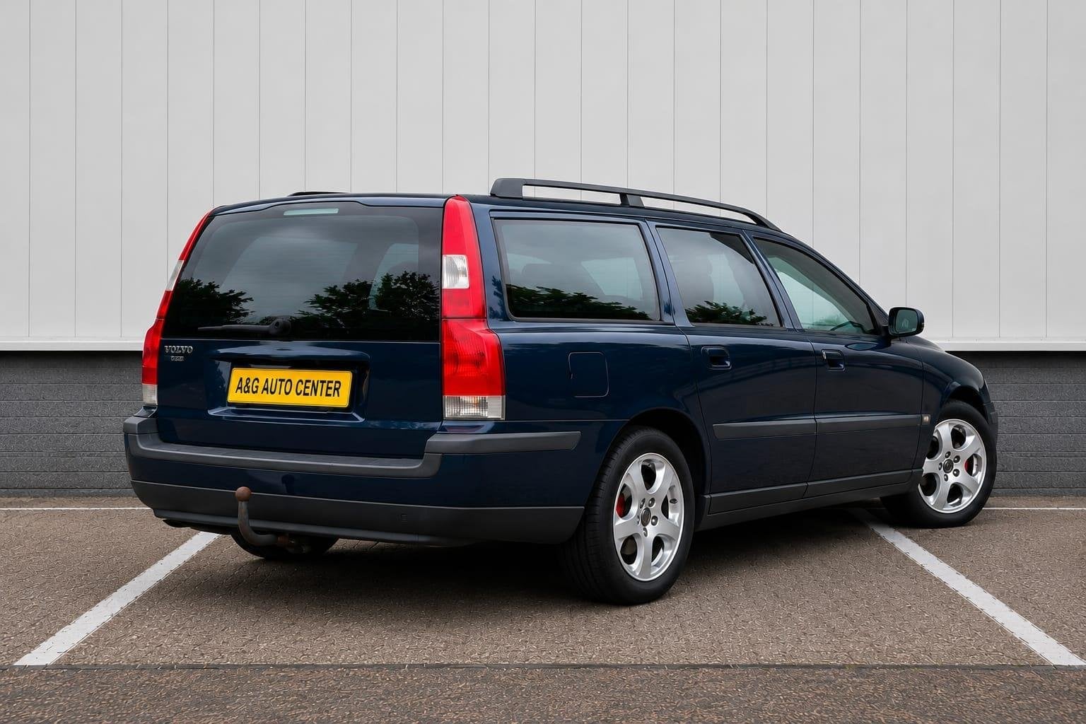 Volvo V70 2.4 T/1e Eig/200PK/Airco/CruiseContr/Leer/Trekhaak, Auto's, Gebruikt, Blauw, 2435 cc, 1570 kg