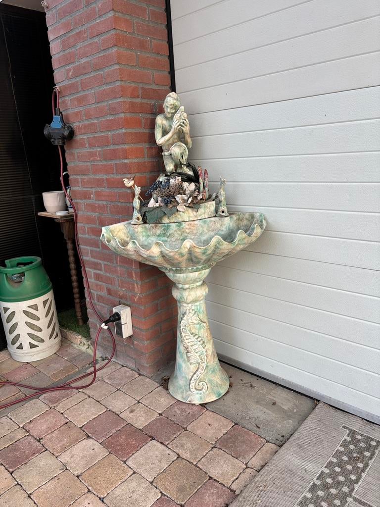 Hoek fontein, Ophalen, Zo goed als nieuw, Fontein