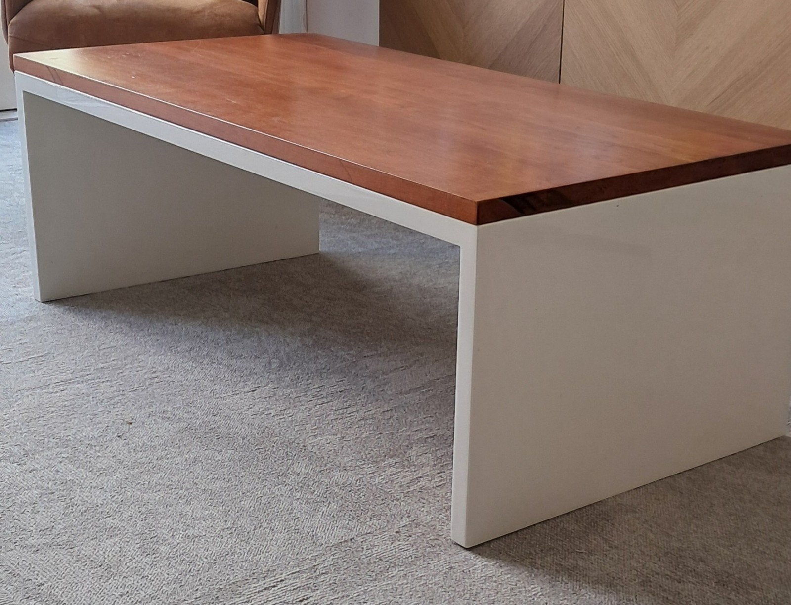 Moderne salontafel met houten blad en wit onderstel, Huis en Inrichting, Tafels | Salontafels, Ophalen, Gebruikt, Overige materialen
