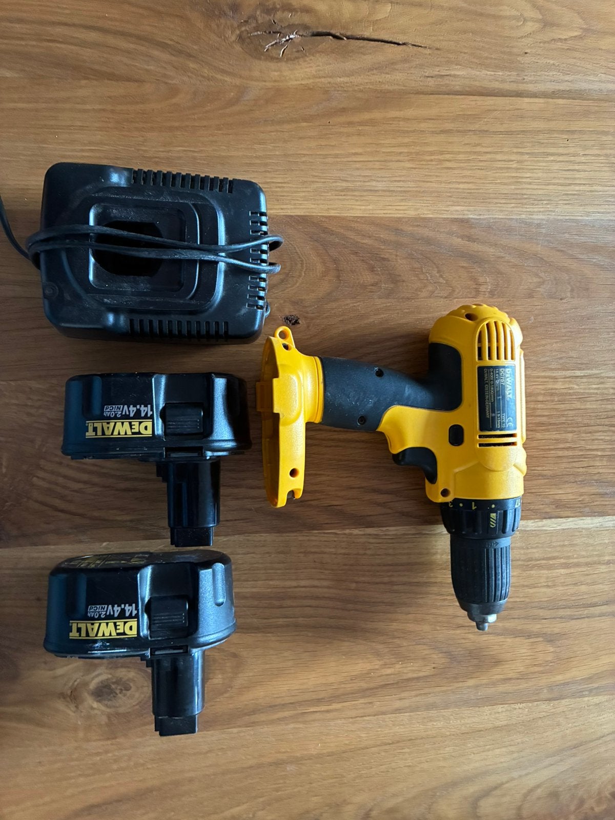 DeWalt DC757 14,4V accuboormachine + 2 accu's + lader, Ophalen, Zo goed als nieuw, Minder dan 400 watt, Boor- en Schroefmachine
