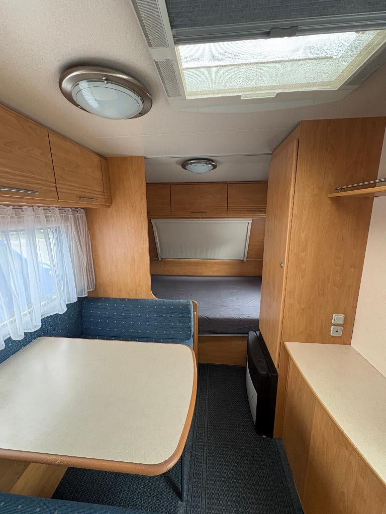 Aangeboden een nette Caravelair Antarès Luxe "Sporting" 400, Caravans en Kamperen, Caravans, Treinzit, Particulier, 500 - 750 kg