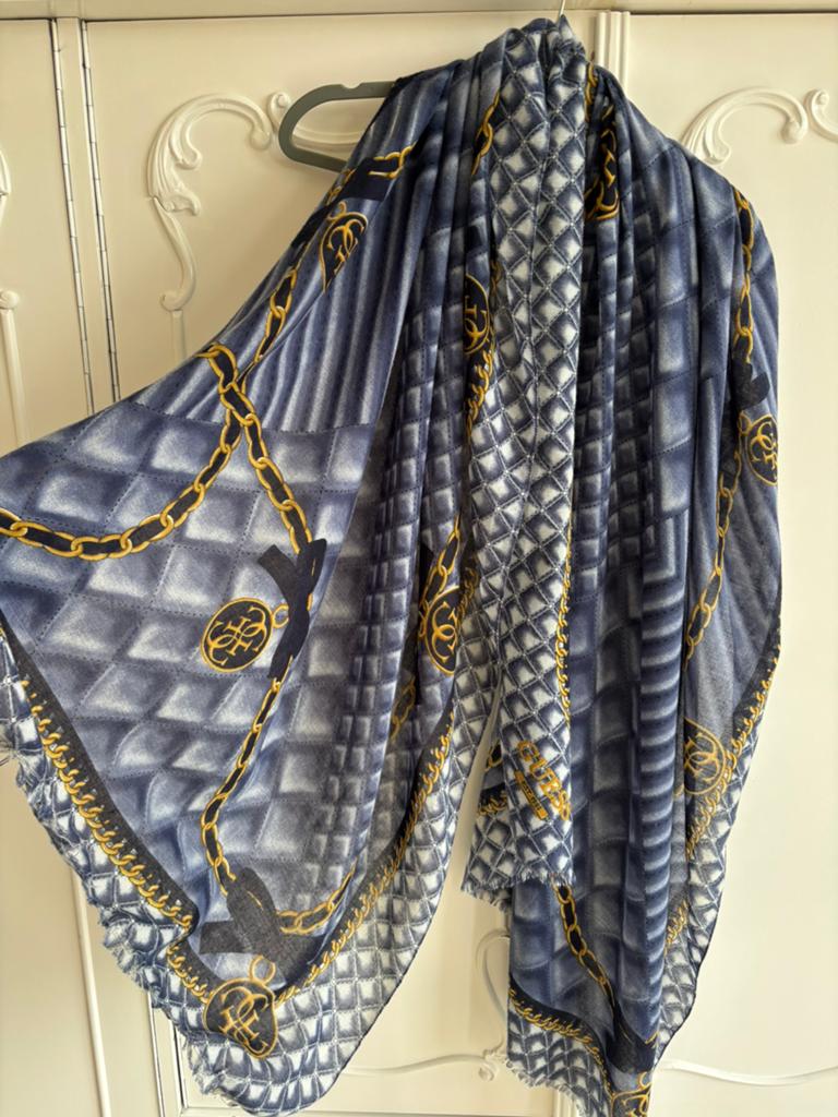 Groot blauwe sjaal GUESS, Kleding | Dames, Mutsen, Sjaals en Handschoenen, Ophalen of Verzenden, Zo goed als nieuw, Maat 46/48 (XL) of groter