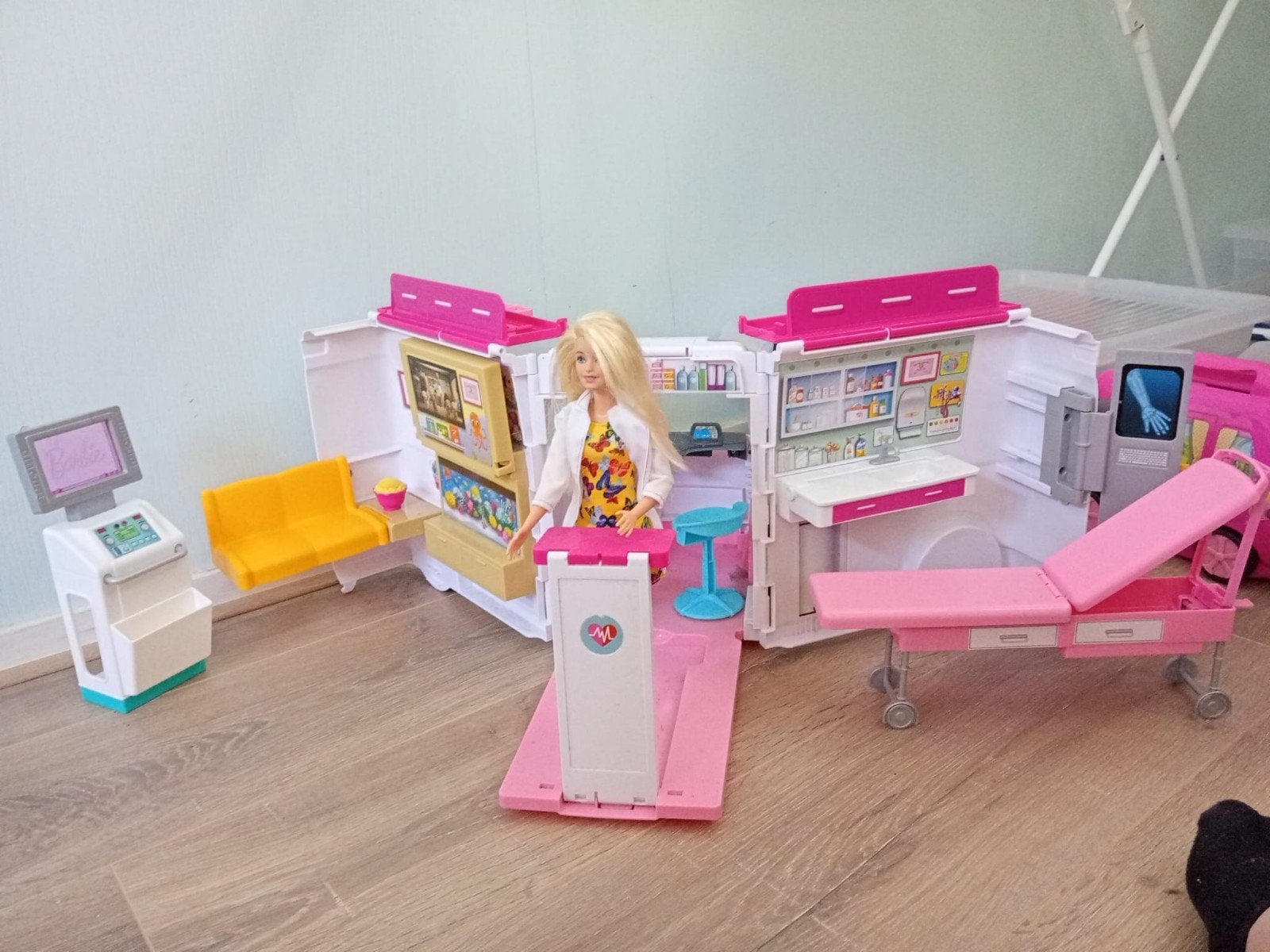 Barbie Mobiele Dierenkliniek Speelset met Barbiepop, Ophalen, Gebruikt