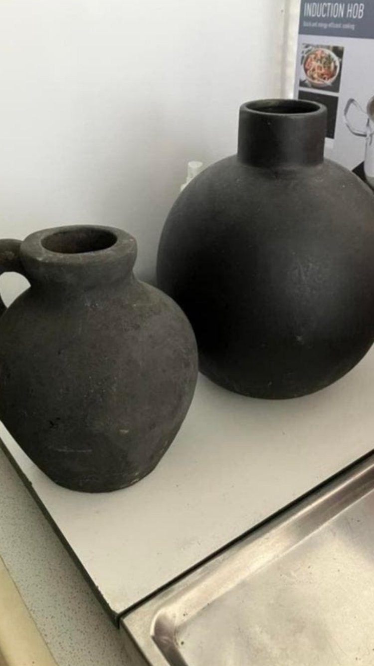 Zwarte vaas met oor., Ophalen of Verzenden, Zo goed als nieuw, Zwart, 17 cm