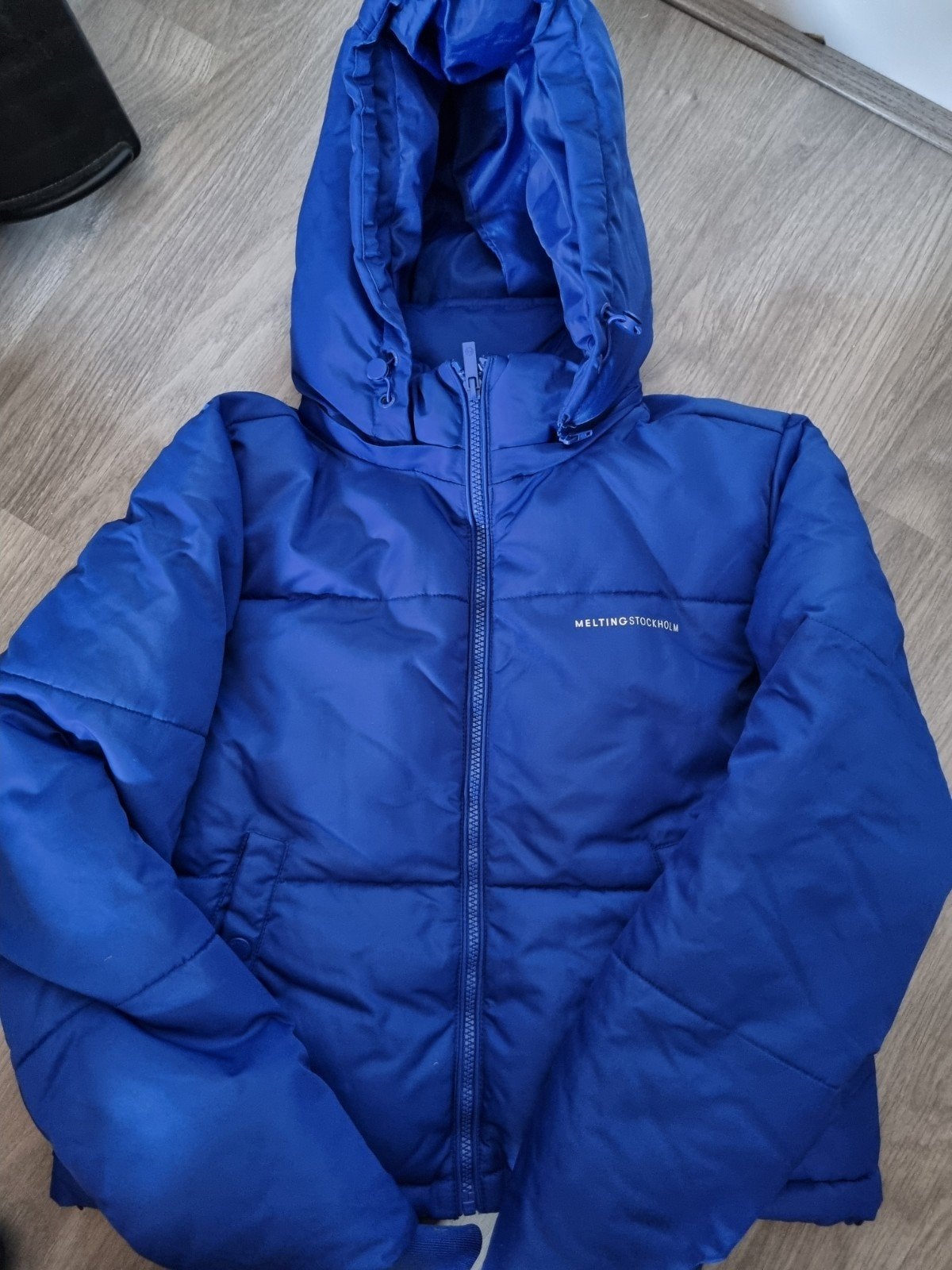 Blauwe winterjas van Melting Stockholm, maat XS, Ophalen, Blauw, Zo goed als nieuw, Maat 34 (XS) of kleiner