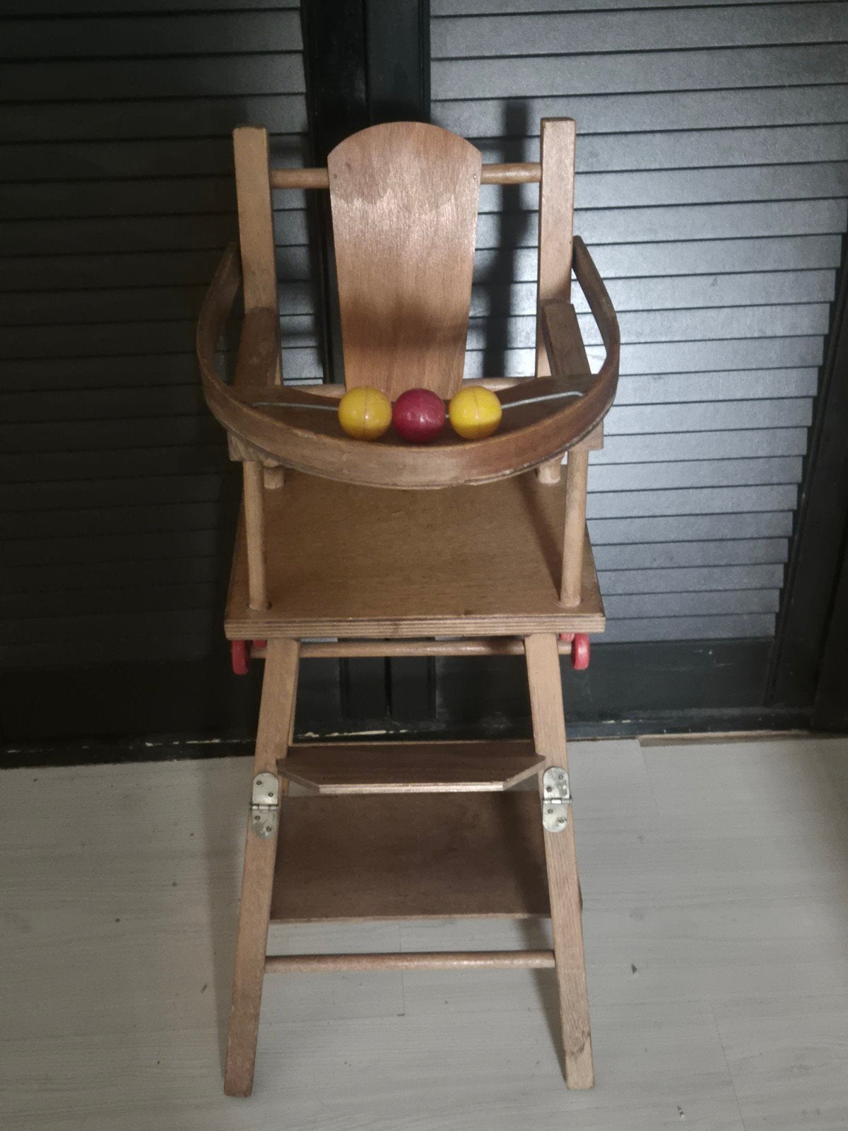 Oud inklapbaar poppenstoeltje/tafeltje met wieltjes, Ophalen