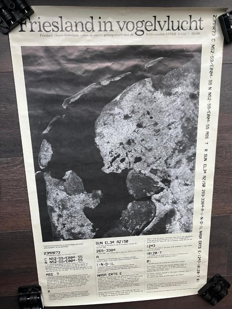 Friesland in Vogelvlucht NASA‑poster | 59x95 cm | UNIEK, Deurposter of groter, Ophalen of Verzenden, Overige onderwerpen, Rechthoekig Staand