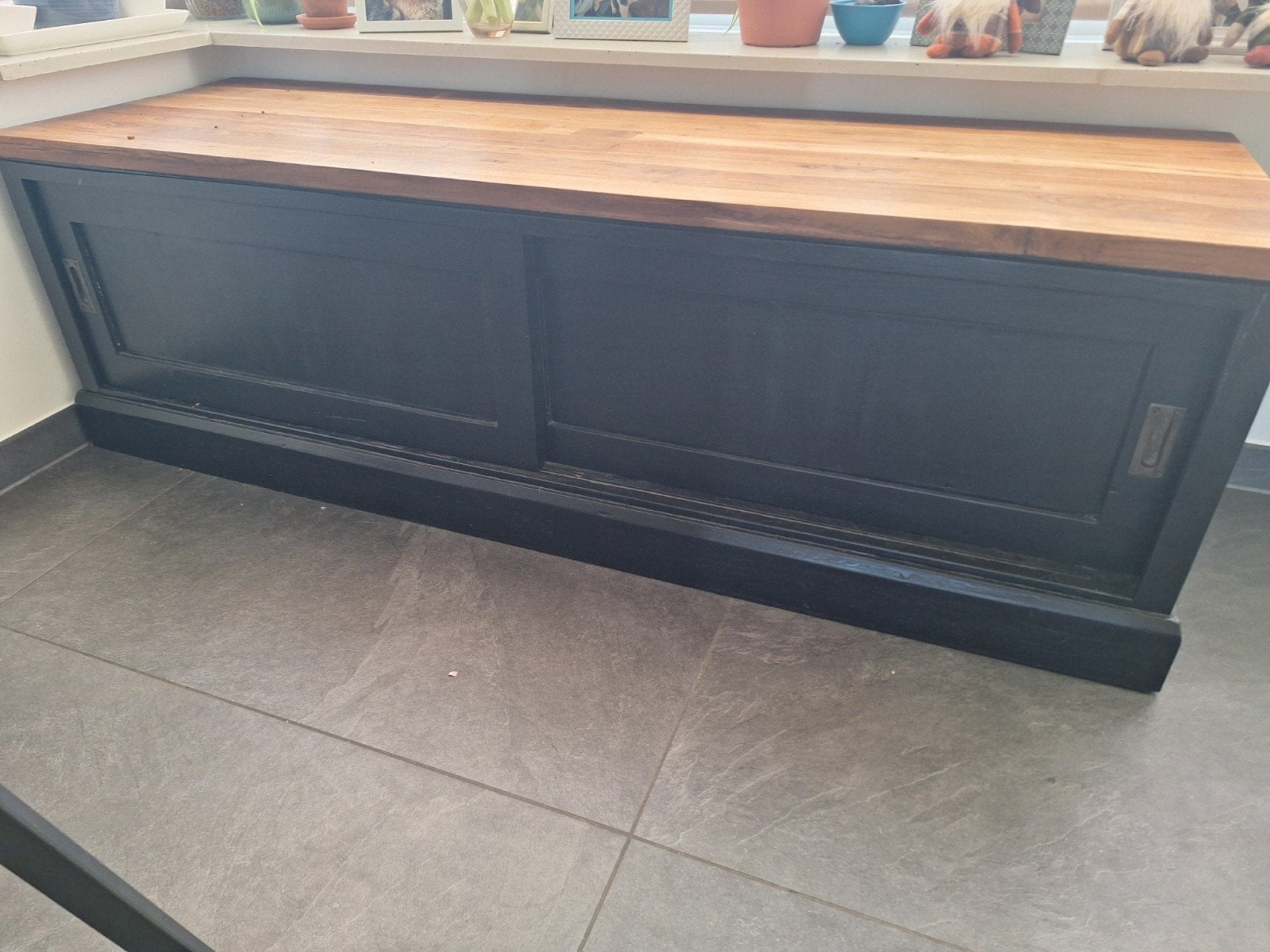 Zwart dressoir met houten blad en schuifdeuren, Huis en Inrichting, Kasten | Overige, Ophalen, Gebruikt