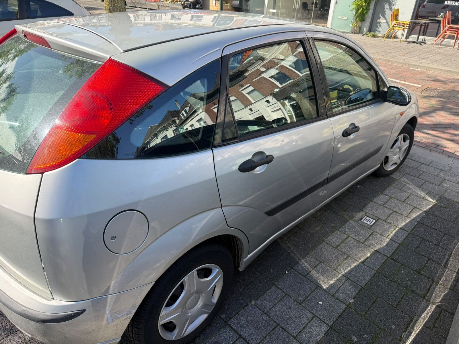 Ford Focus 1.4 I Ambiente 5D 2002 Grijs, Auto's, 74 pk, 49 €/maand, Origineel Nederlands, Handgeschakeld
