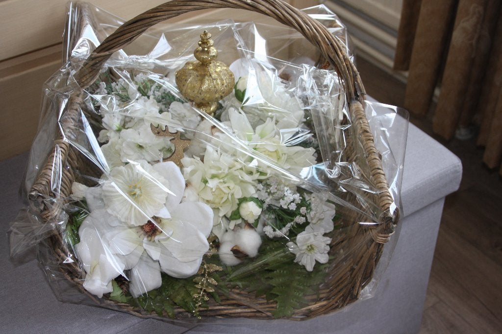 Platte rieten mand met kunstbloemen, Ophalen, Binnen, Wit, Zo goed als nieuw