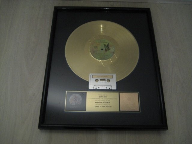 Queen – A day at the races - R.I.A.A. Golden Award – 1990, Ophalen of Verzenden, Gebruikt, Cd of Plaat