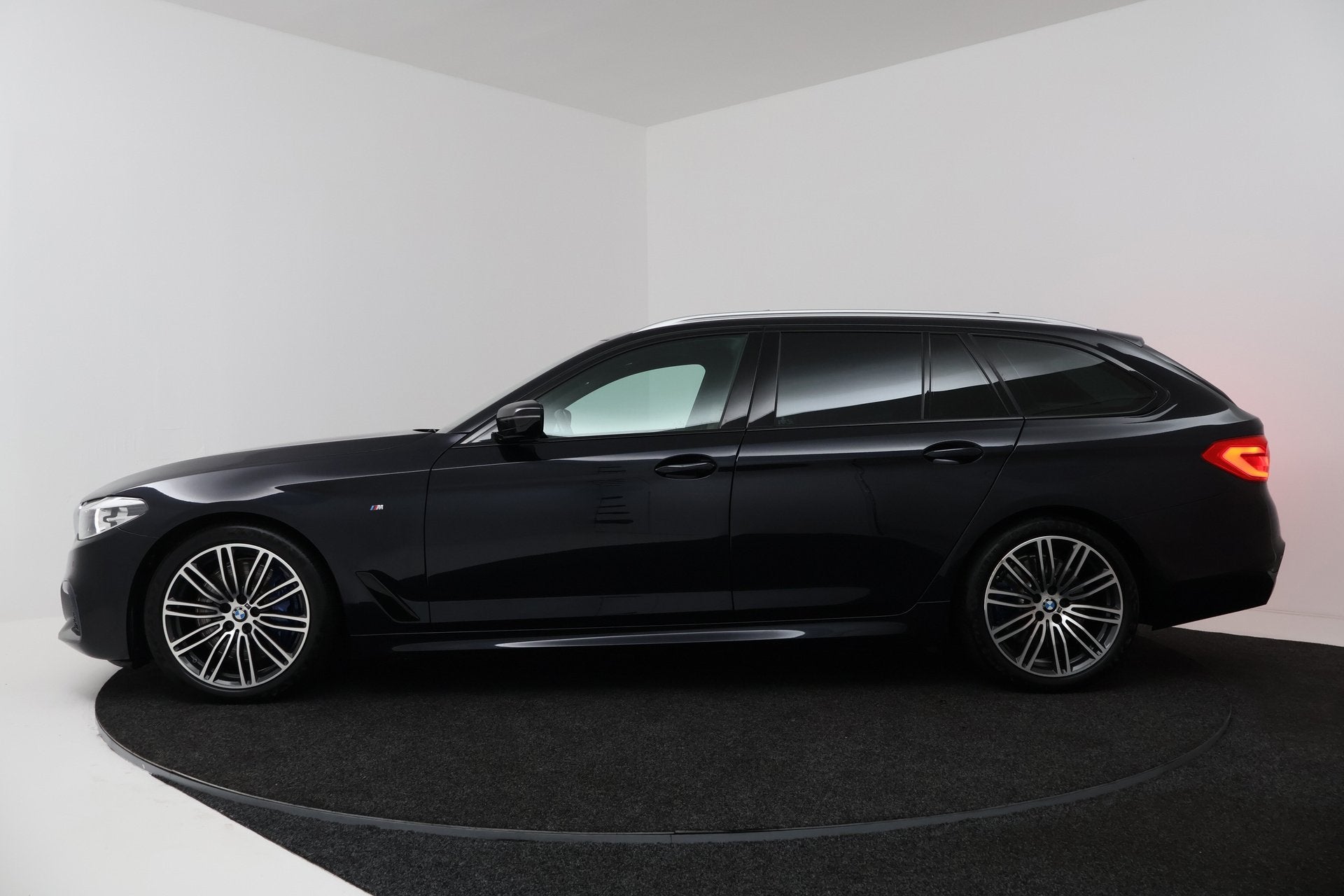 BMW 5-serie Touring 540i xDrive High Executive (PANORAMADAK,, Automaat, Gebruikt, 2000 kg, Vierwielaandrijving
