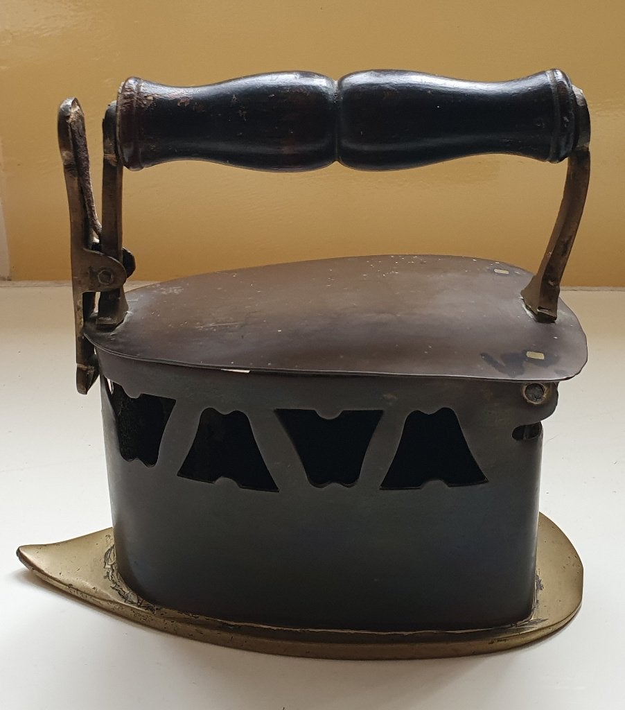 Antiek strijkijzer met houten handvat en messing onderkant, Ophalen of Verzenden, Brons